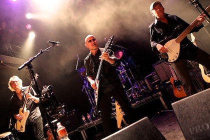 so gut aufeinander abgestimmt, wie lange nicht - Konzertbericht: Wishbone Ash in der Fabrik Hamburg 